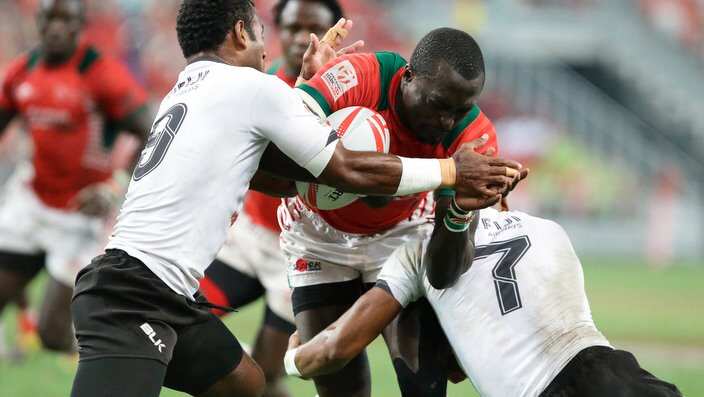 Collins Injera abanwa na wachezaji wa Fiji katika fainali ya HSBC Singapore Sevens