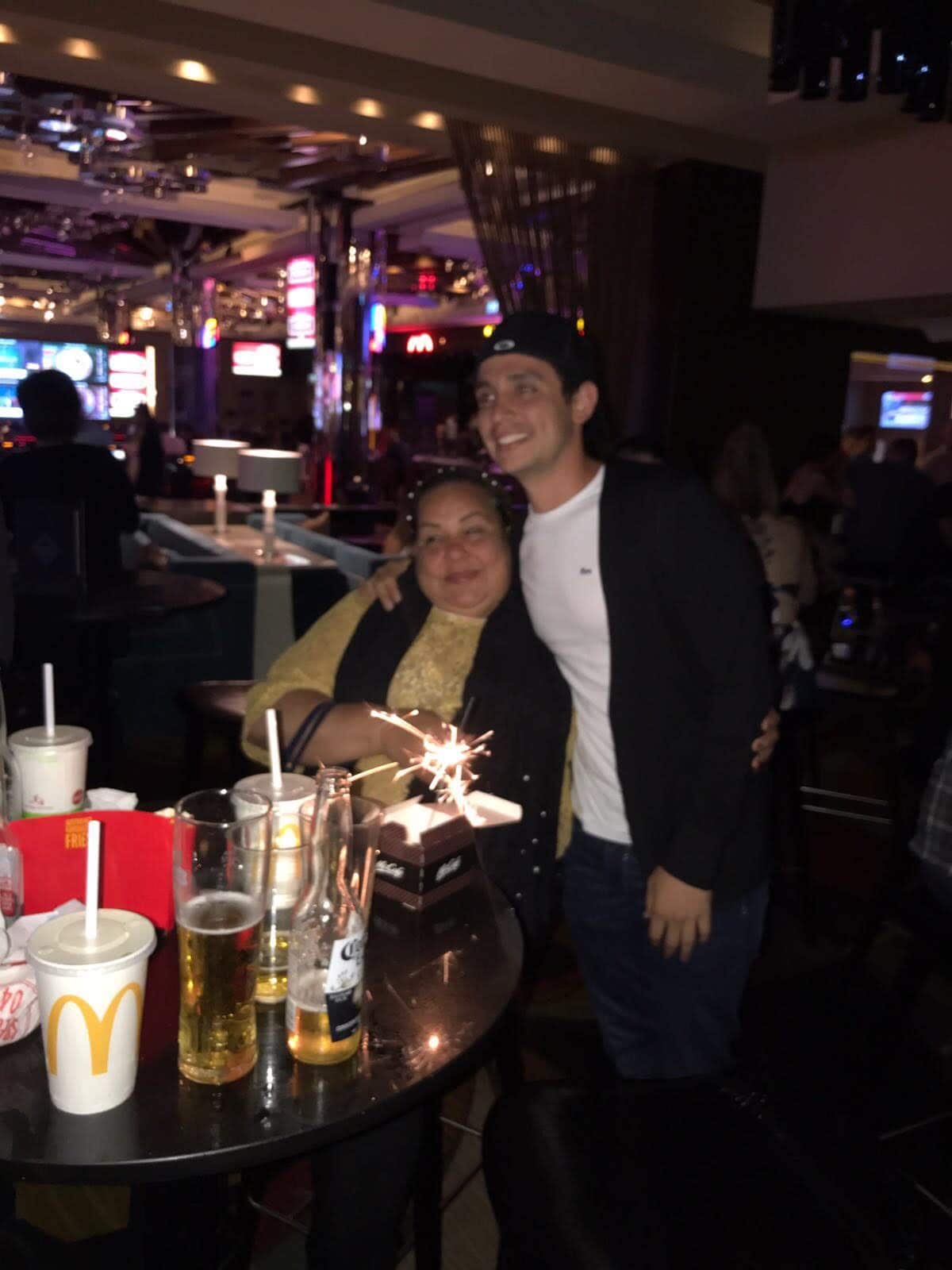 Jesús con su mamá quien estuvo en Melbourne a finales del 2017 para estar con él y cuidarlo.