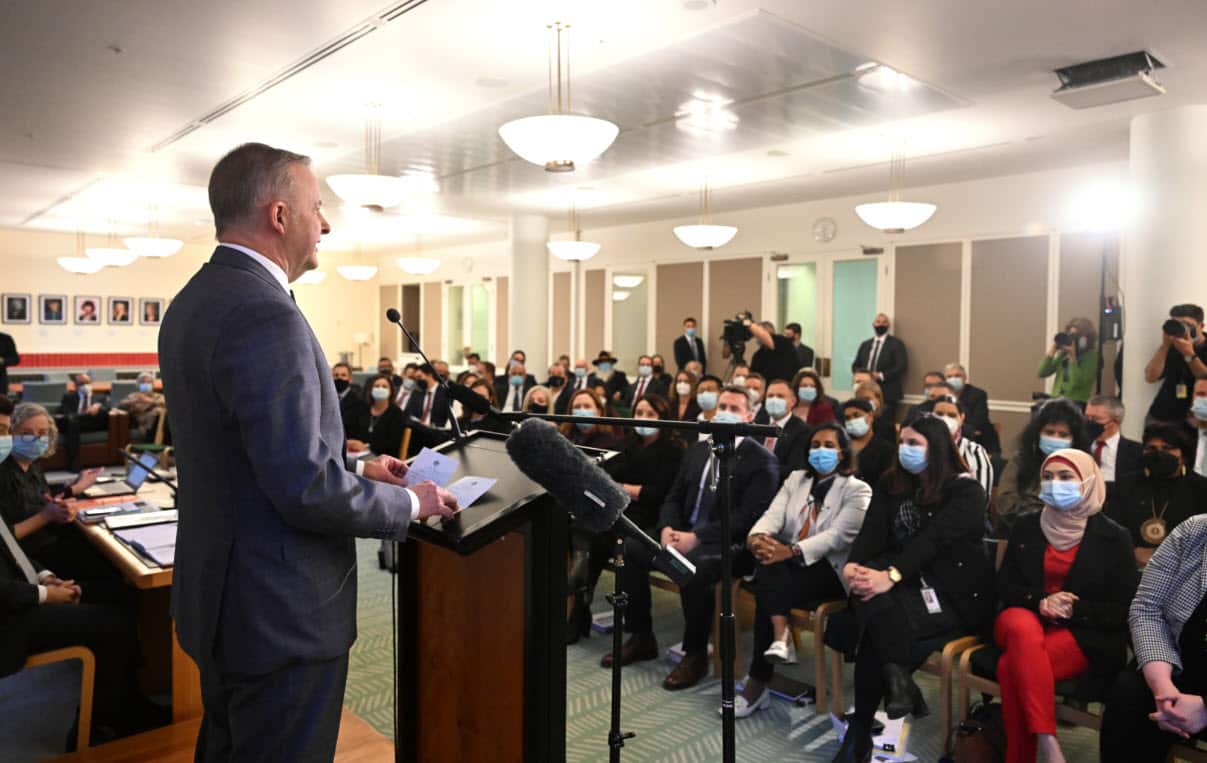 Ieri il Primo Ministro Anthony Albanese ha incontrato i parlamentari laburisti nella Parliament House di Canberra