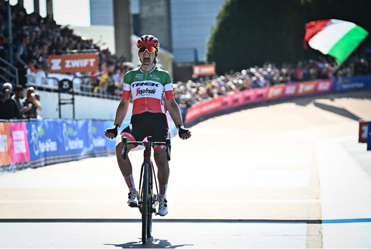 Elisa Longo Borghini arriva in solitaria nel velodromo di Roubaix
