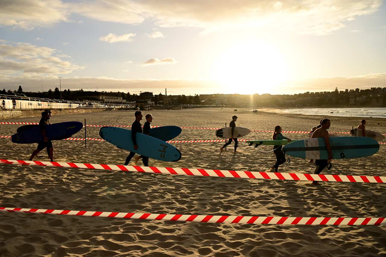 Surfisti in spiaggia a Bondi in epoca di Covid