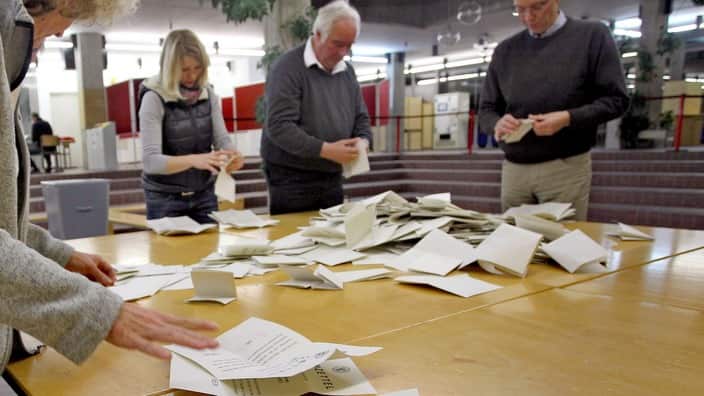 In den Wahllokalen braucht es am 24. September wieder viele Ehrenamtliche, die bei der Stimmauszählung helfen