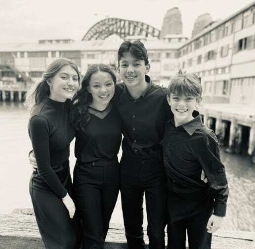 Beatrice e Dylan Colombis assieme a Hanna e Jamie Wallace, i componenti del Cousin Quartet