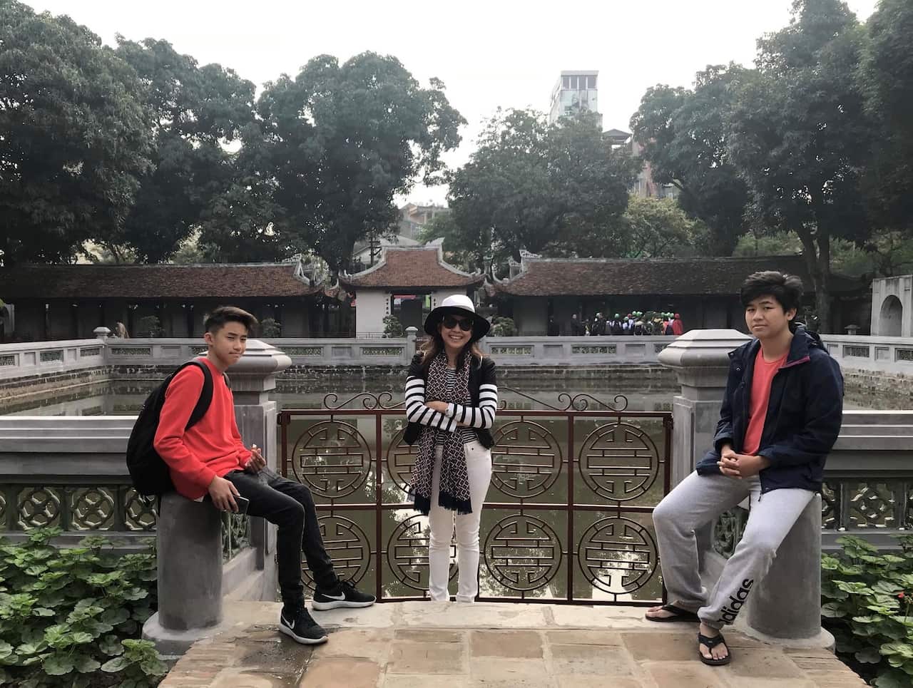 Cha mẹ là tấm gương cho con cái, khi chúng ta ăn mặc chỉn chu, hợp tình huống là dạy con về thẩm mỹ, sự tinh tế đúng hoàn cảnh.