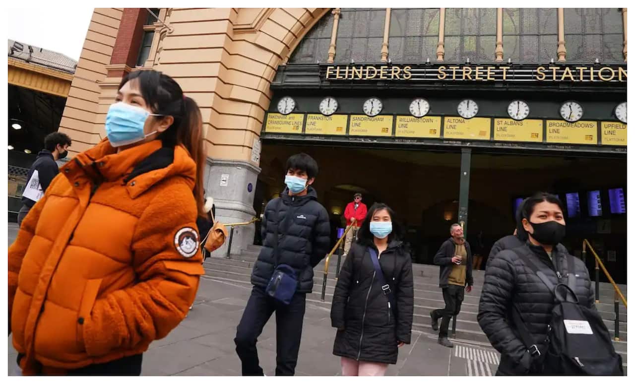 มีคำแนะนำให้ประชาชนสวมหน้ากากอนามัยภายในอาคารหรือในร่ม เพื่อลดการระบาดของโควิด-19