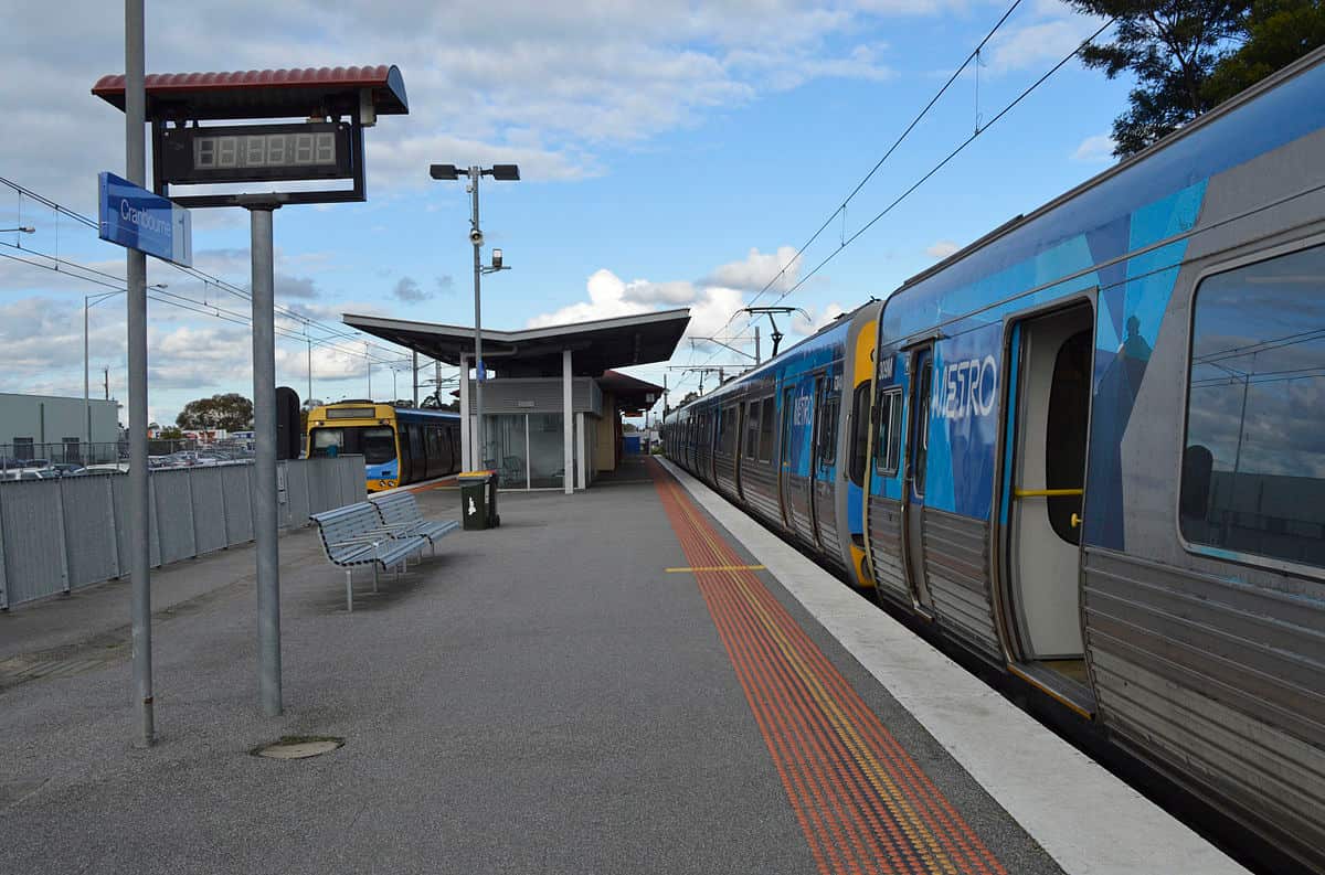 How overseas migrants and Locals moved in & out from Melbourne?