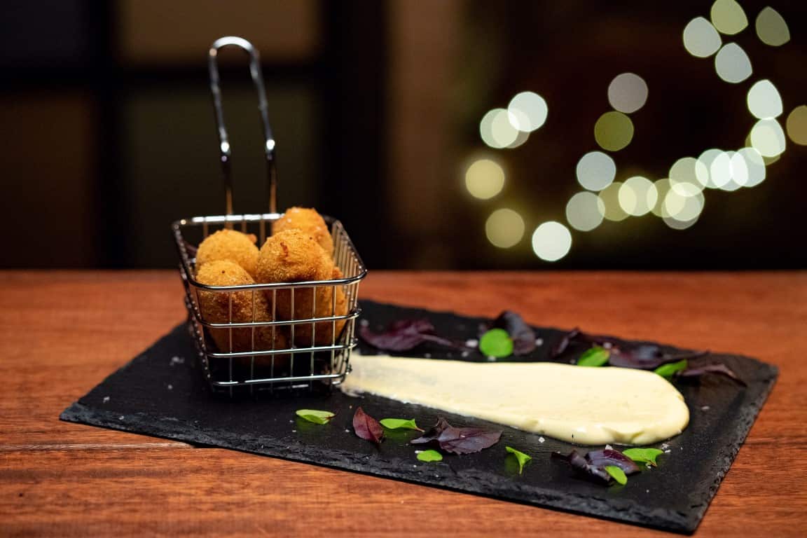 Croquetas de pollo con ailoli