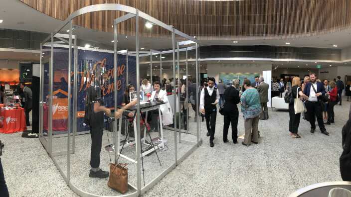 عدد من الحضور بين جلسات مؤتمر متروبوليس الدولي 2018