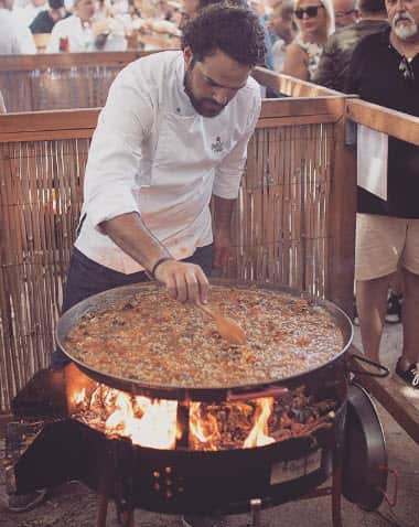 Ignacio “Iggy” Cruañes cocinando una paella