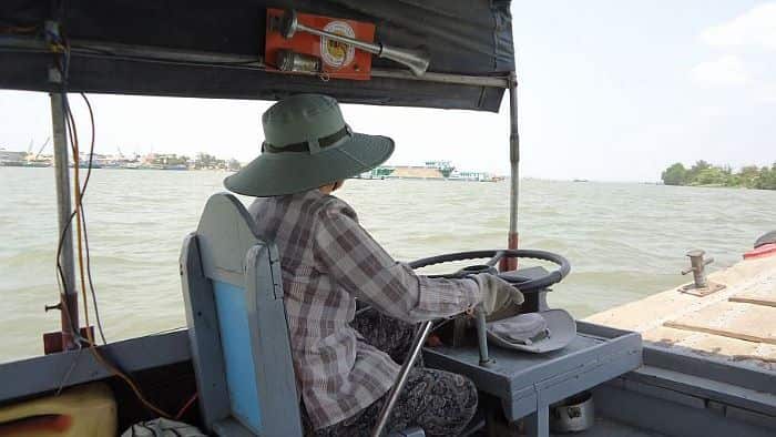 Chị Bé, thầm lặng đưa đò thầm lặng dệt nghĩa nhân