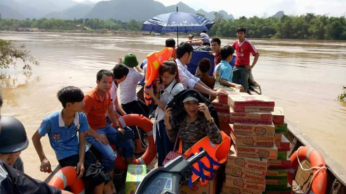 Đoàn cứu trợ dùng thuyền vào Tiên Hóa còn bị cô lập.