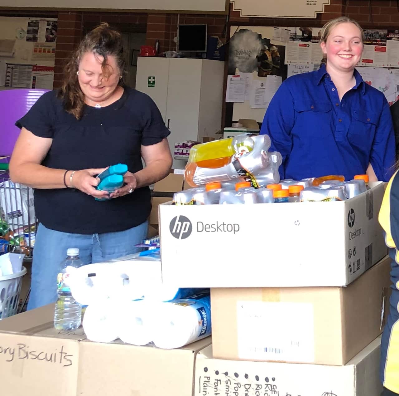 Các nhân viên thiện nguyện Lavington đang trợ giúp việc cứu trợ