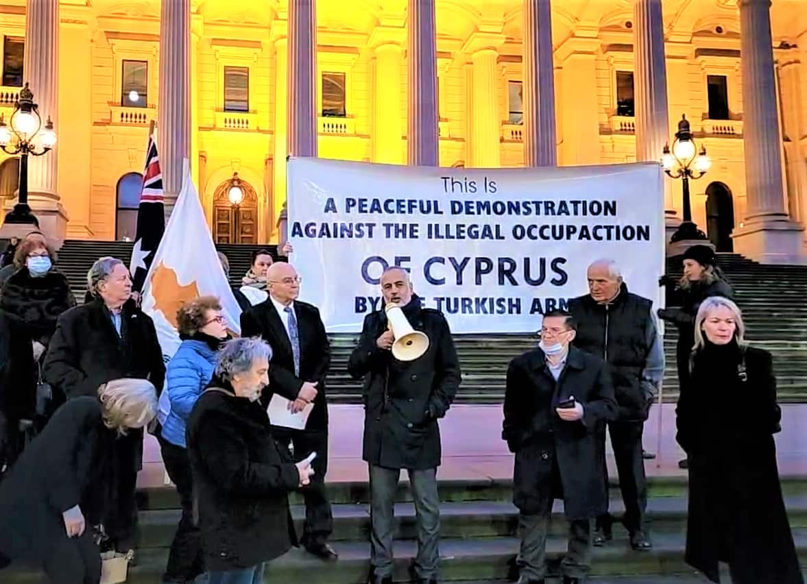 O Υφυπουργός Ναυτιλίας παρά τω Προέδρω της Κυπριακής Δημοκρατίας,   ασίλειος Δημητριάδης, στα σκαλοπάτια της Βουλής της Βικτώριας, στην Μελβούρνη.