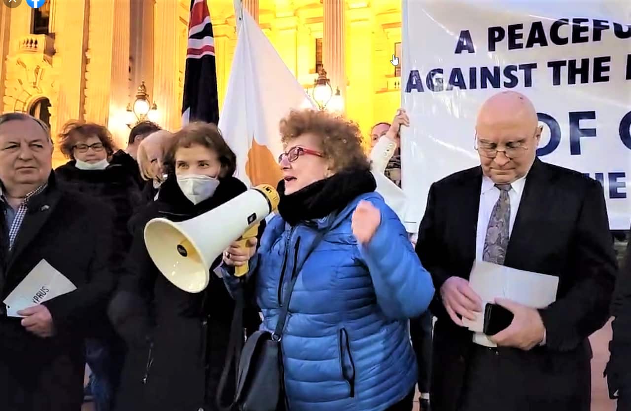 Η Ύπατη Αρμοστής της Κύπρου στην Αυστραλία, Μάρθα Μαυρομμάτη, στα σκαλοπάτια της Βουλής της Βικτώριας, στην Μελβούρνη.