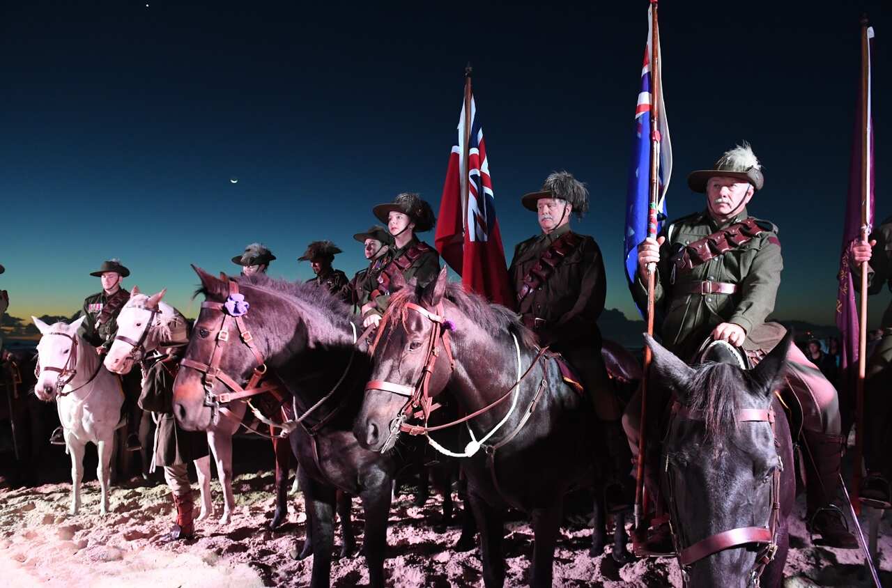 The Anzac Day dawn service held by the Currumbin RSL is seen at Elephant Rock on Currumbin Beach, Gold Coast , Monday, April 25, 2017.(AAP)