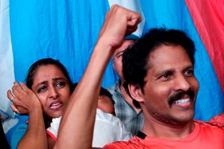 ผู้สนับสนุนพรรคฝ่ายค้านร้องยินดีหลังจากที่นายมหาเธร์ โมฮัมหมัดอ้างว่าพรรคฝ่ายค้านได้รับชัยชนะในการเลือกตั้งทั่วไป (ภาพ: AAP)