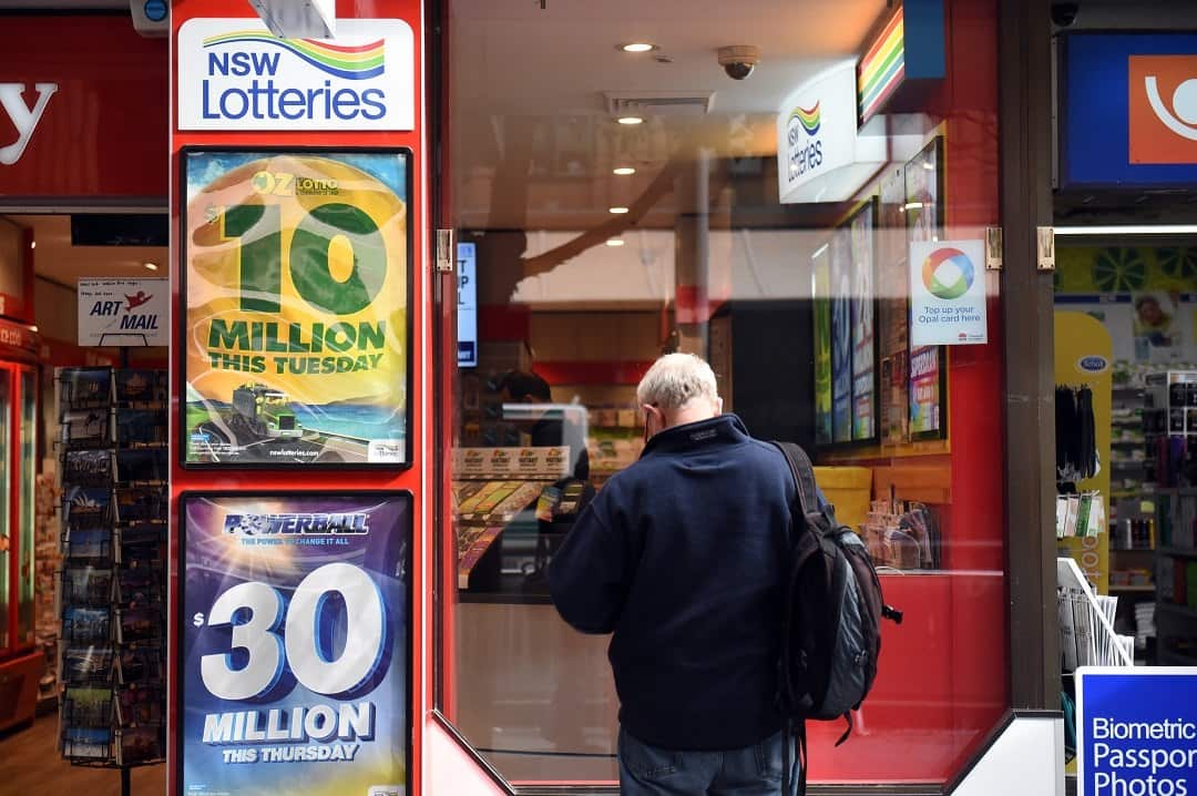 A US lottery winner is taking her battle to remain anonymous to court. 