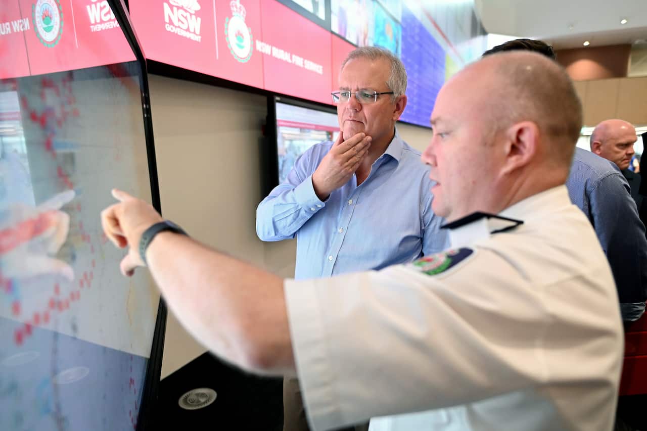 Prime Minister Scott Morrison is briefed by NSW RFS Commissioner Shane Fitzsimmons in the NSW Rural Fire Service control room.
