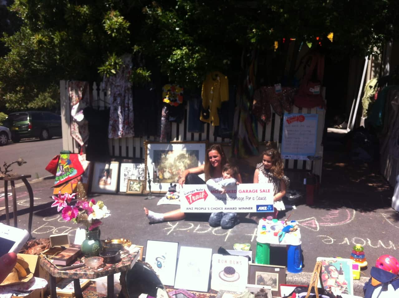 Menjual barang bekas di garasi merupakan peluang besar untuk mendaur ulang barang-barang yang sudah tidak diinginkan lagi. 