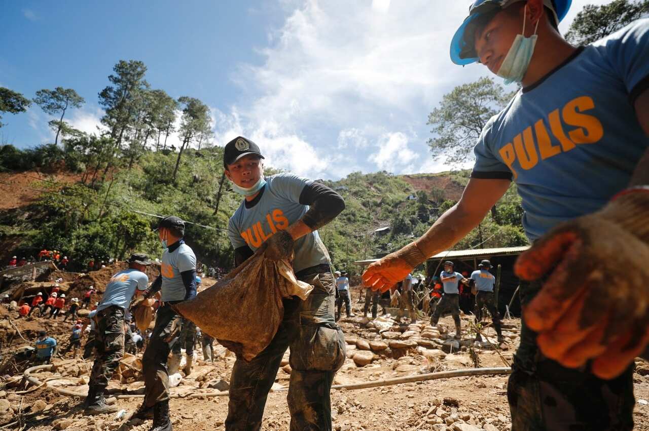 Rescuers continue to work during rescue and retrieval operation for landslide victims caused by Typhoon Mangkhut in Ucab village, Itogon town