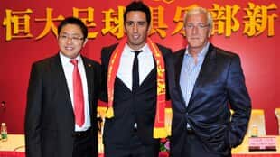 Marcello Lippi (R) poses with Lucas Barrios (C) and Guangzhou Evergrande team manager Liu Yongzhuo