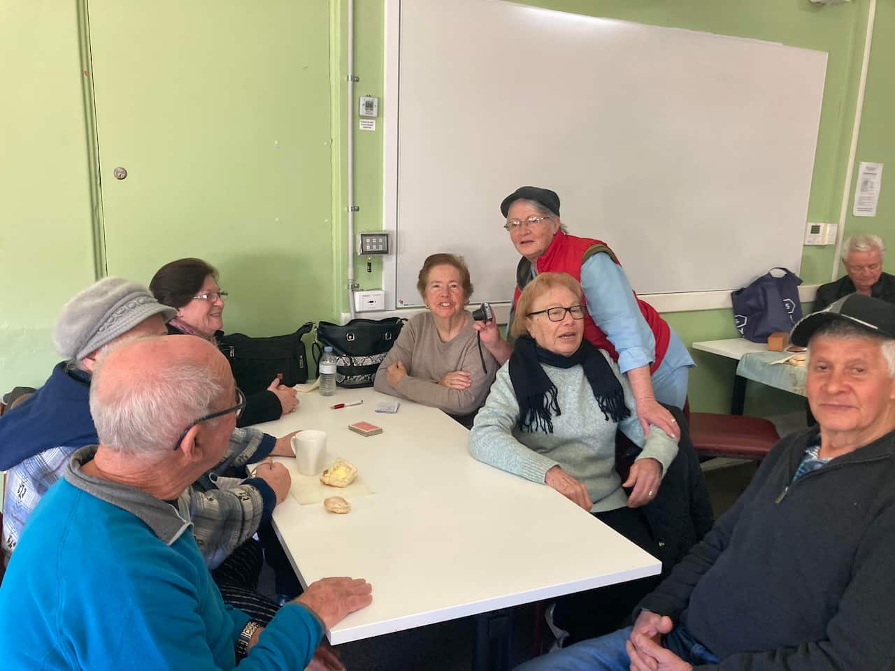 Da esquerda para a direita, respetivamente, Sr.Santos, D.Isália, D. Aileda, D. Conceição, Eugénia Viegas (em pé), D.Idi (a única brasileira deste grupo), Sr. Francisco e, lá atrás, o Sr. Luis Prioste