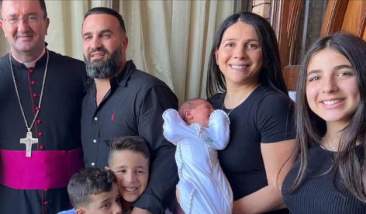 عائلة عبدالله مع المطران طربيه