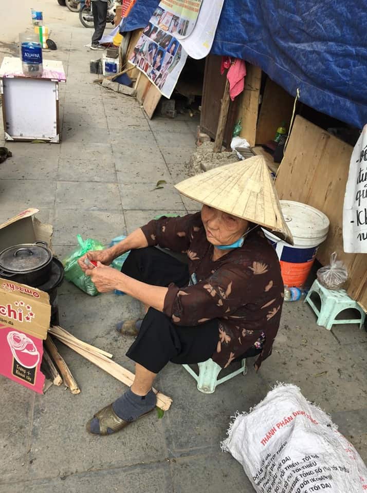 Một bà cụ trên phố dân oan Hà Nội 