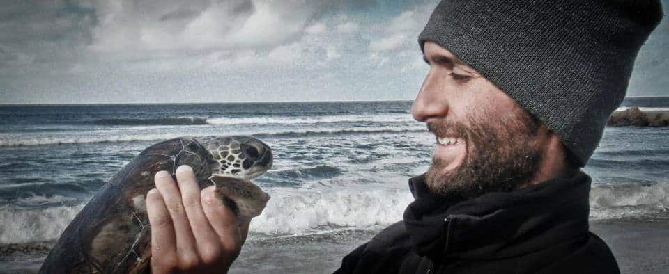 Daniel González Paredes con una tortuga verde