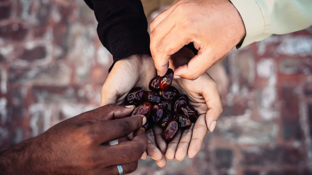 Traditionally, Rozadars, people who observe a roza, break their fast with dates. 