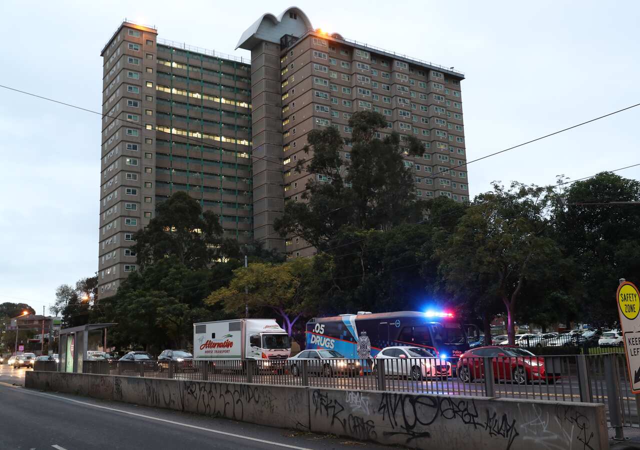 Jeshi lapolisi latekeleza amri yakarantini katika majengo ya umma ya kitongoji cha Flemington, Melbourne
