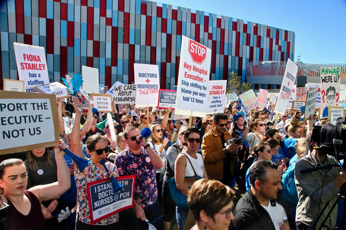 More than 1000 hospital workers attended the rally. 