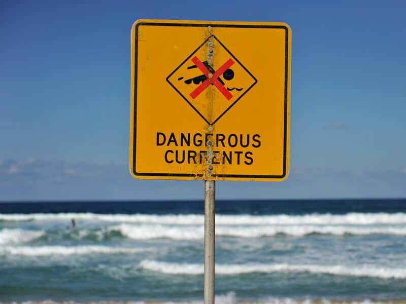 A sign warning of dangerous currents alerts