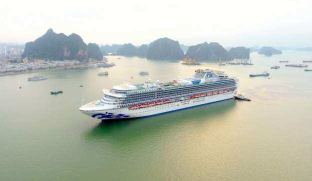 Tàu Diamond Princess vào Cảng Hạ Long hôm mùng 4 Tết.