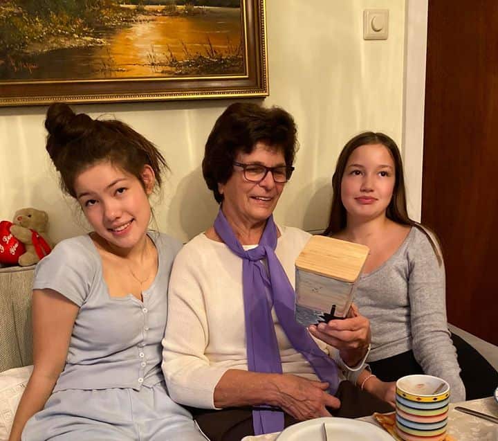 Tôi luôn muốn con gần gũi với bà nội, nói tiếng Đức với bà để bà vui. Sophie và Coco tự vẽ một món quà cho bà nội trong chuyến thăm bà tại Áo.