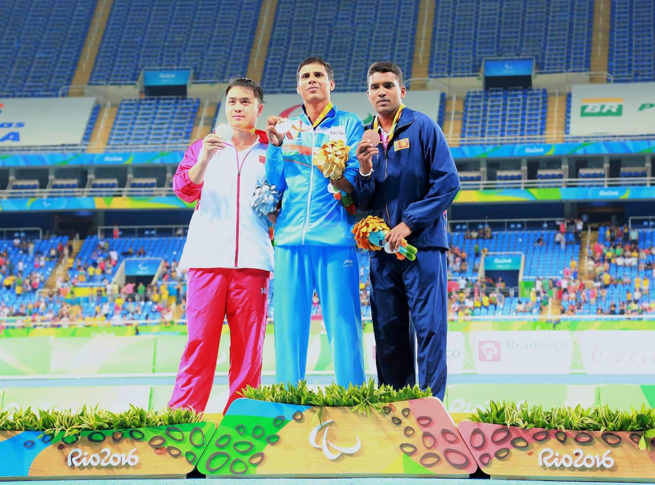 Dinesh Priyantha Herath (Right) @ Medal ceremony