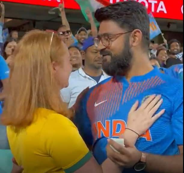 Man proposes during second ODI