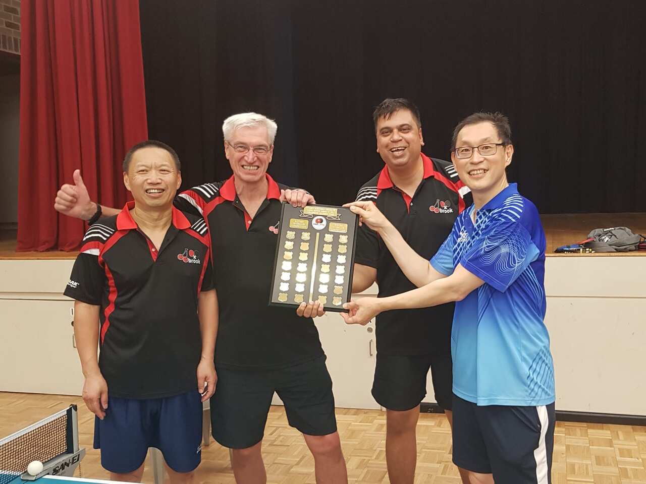 James Wong（左一）和Morgan Ng（右一）共同经营Cherrybrook乒乓球俱乐部