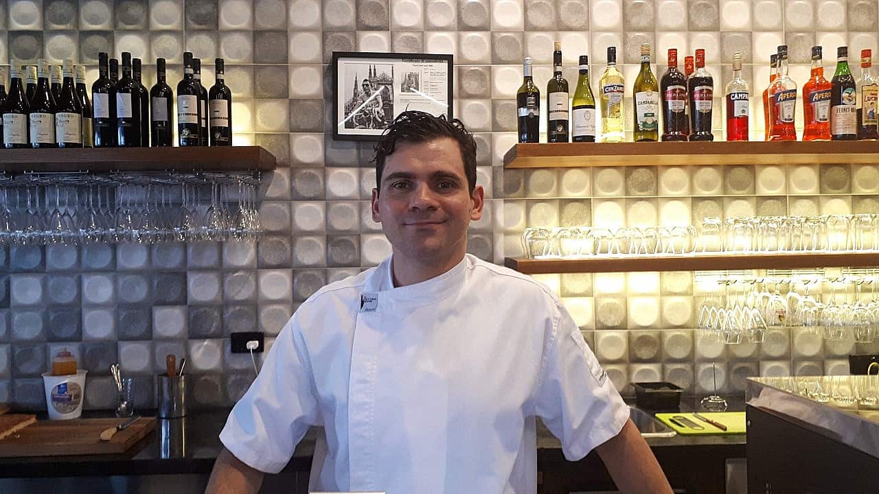 Domenico De Marco nel suo Giro d'Italia a Carlton, ora trasferito a St Kilda Rd, Melbourne