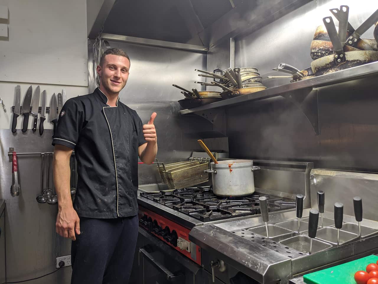 Domenico Serra è nato in Germania nel '96, ma  ha vissuto in Calabria e in Liguria prima di trasferirsi a Melbourne