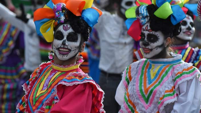 Disfrazados de calavera en Día de Muertos