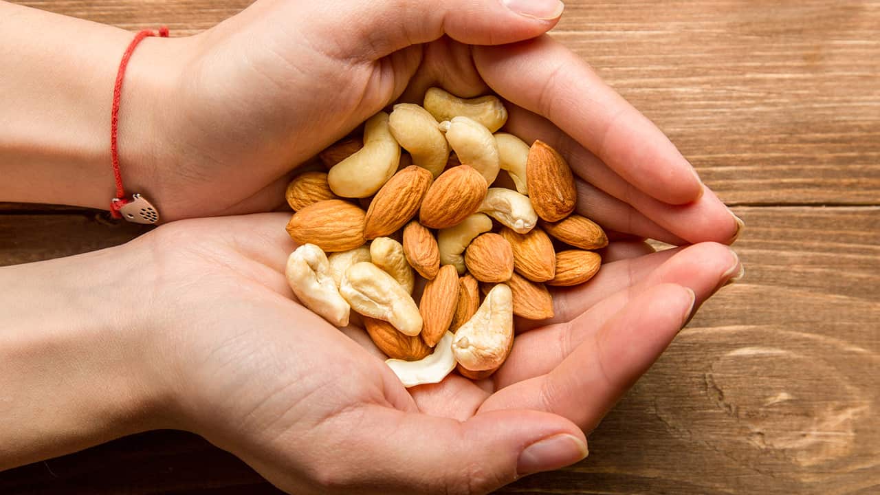 Daily handful of nuts can keep your heart healthy 