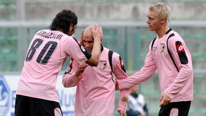 Tra il 2006 e il 2010 con la maglia del Palermo ha disputato 107 partite in A segnando 12 gol