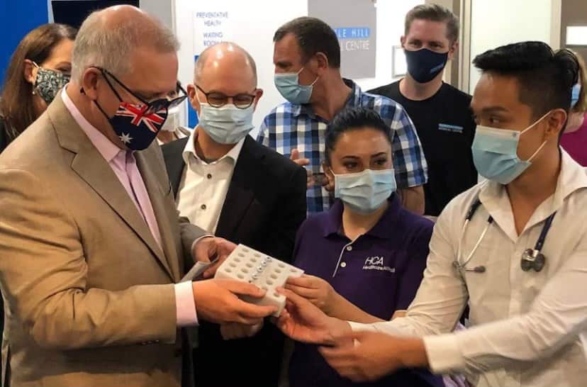 李加希醫生向總理莫理遜展示疫苗。