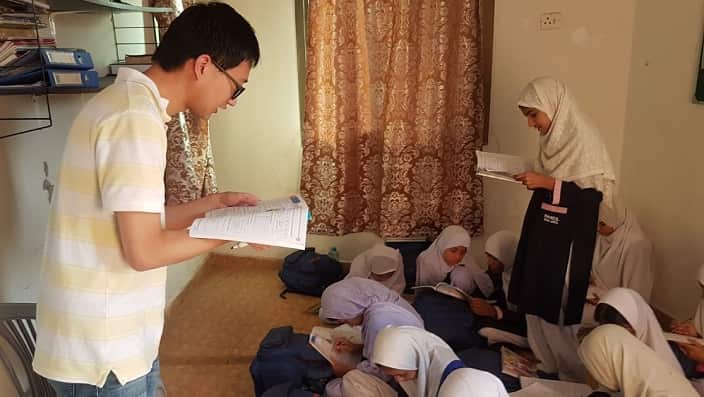Australian volunteer teacher Martin Chia is teaching science to students at a Karachi school.