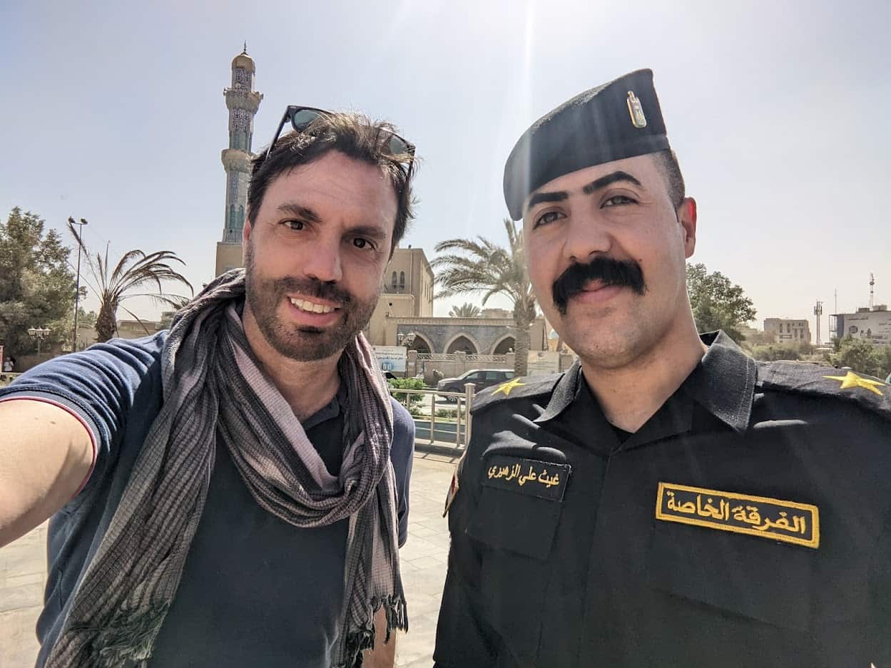 الصحفي داريوكاستالدوا مع أحد أفراد القوات الخاصة في بغداد