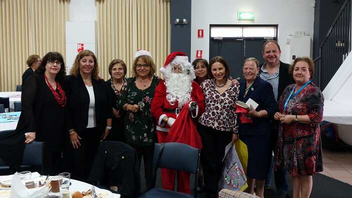 Προσωπικό της "Πρόνοιας" με εθελοντές του οργανισμού.