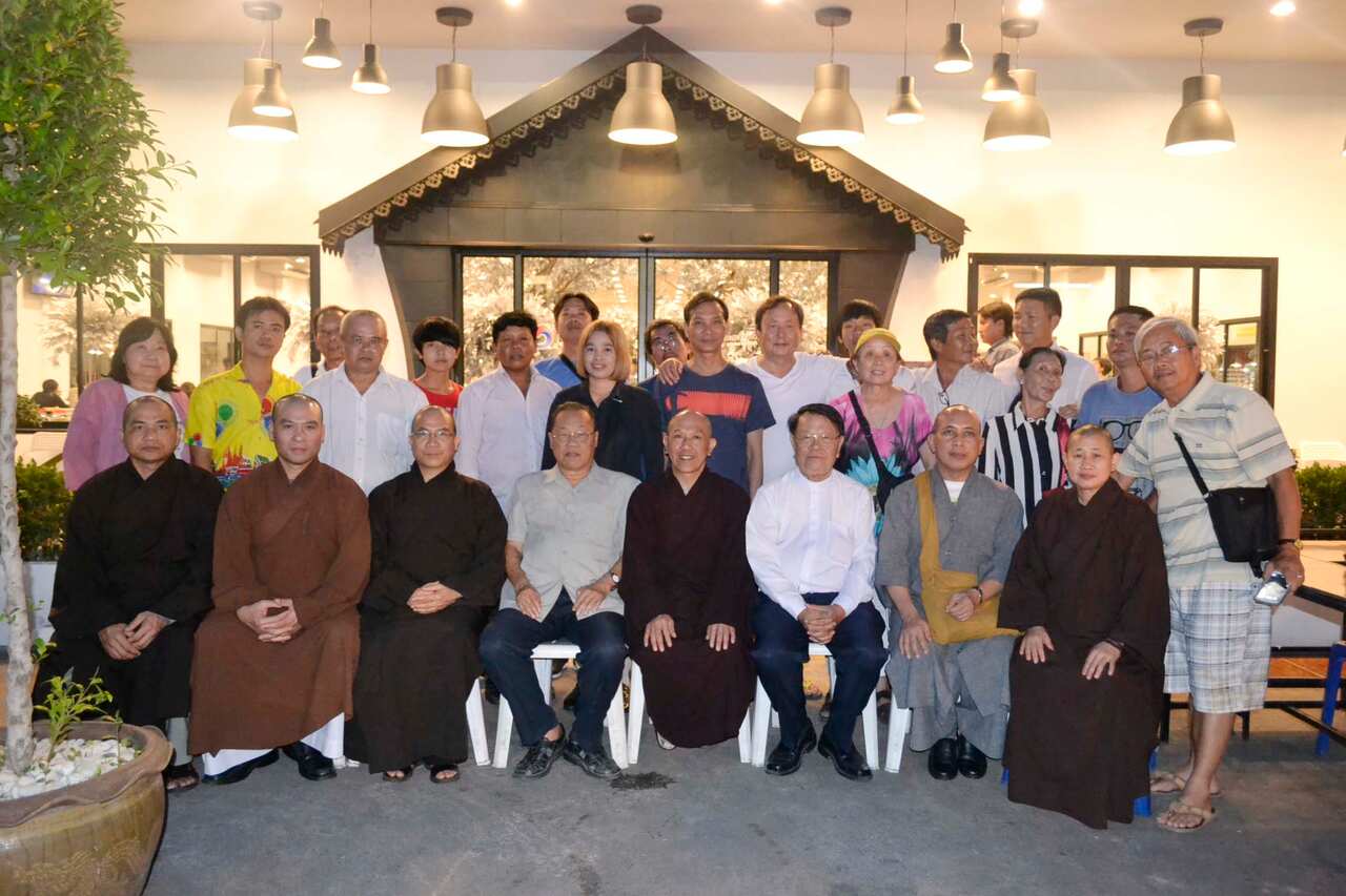 Linh mục Peter Namwong và đồng hương người Việt tại Thái Lan