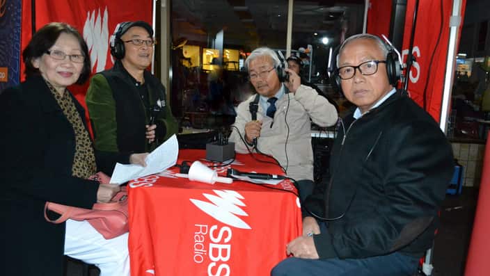 Từ phải: Nguyễn Văn Thanh, Lưu Dân, Quốc Vinh, bà Đức tại buổi phát thanh trực tiếp ở Bankstown hôm 20/6.