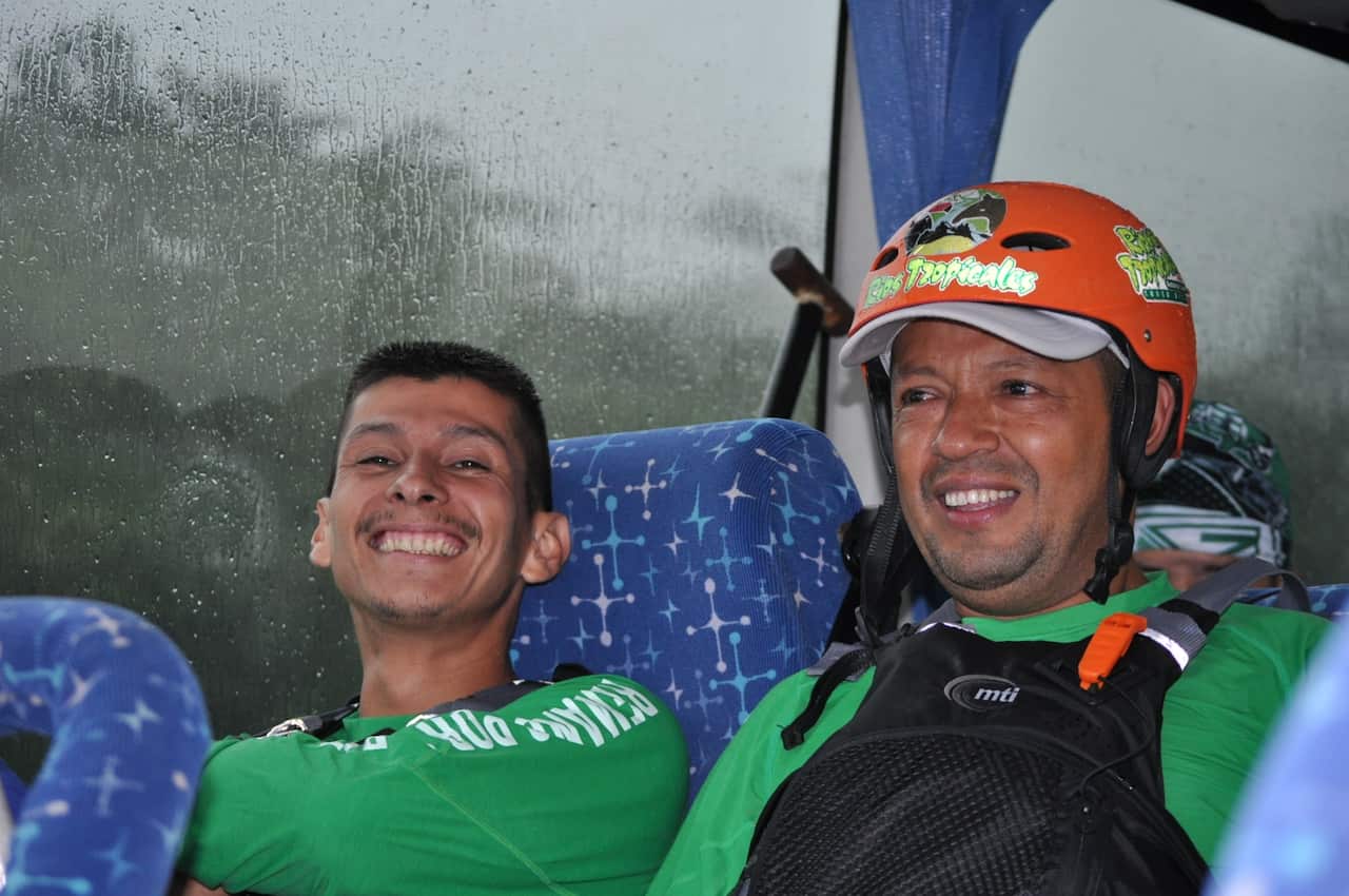 Exguerrilleros de las FARC participan en competencia internacional de rafting en Australia